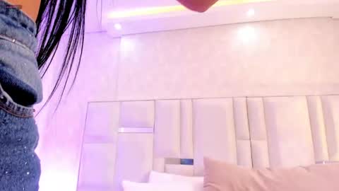 im_isabella1 online show from 05/21/26, 08:49