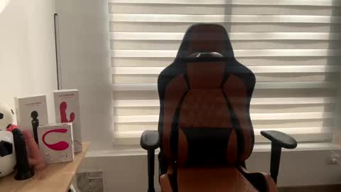 Snapshot of im_laia_ chatting on 01/14/25, 08:15 Laia online show from 01/14/25, 08:15