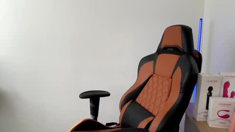 Snapshot of im_laia_ chatting on 01/29/25, 09:28 Laia online show from 01/29/25, 09:28