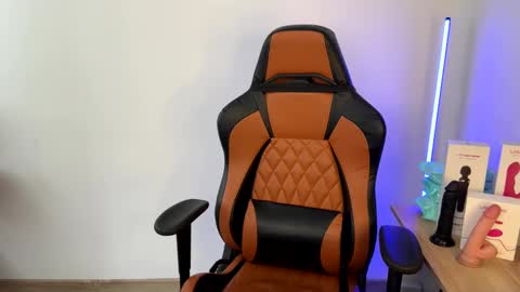 Snapshot of im_laia_ chatting on 02/07/25, 01:11 Laia online show from 02/07/25, 01:11