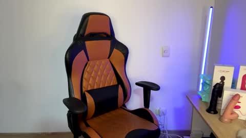 Snapshot of im_laia_ chatting on 02/08/25, 10:07 Laia online show from 02/08/25, 10:07