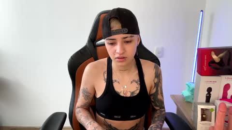 Snapshot of im_laia_ chatting on 02/15/25, 08:33 Laia online show from 02/15/25, 08:33