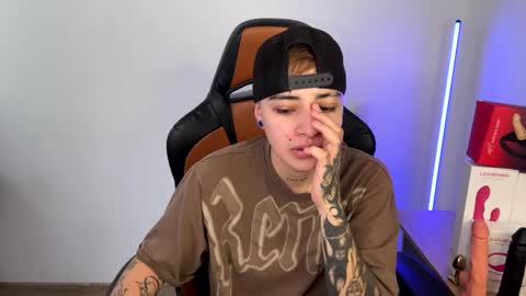 Snapshot of im_laia_ chatting on 03/04/25, 08:05 Laia online show from 03/04/25, 08:05