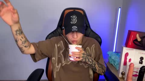 Snapshot of im_laia_ chatting on 03/06/25, 08:48 Laia online show from 03/06/25, 08:48