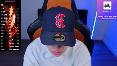 Snapshot of im_laia_ chatting on 10/12/25, 02:10 Laia online show from 10/12/25, 02:10