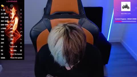 Snapshot of im_laia_ chatting on 10/16/25, 10:11 Laia online show from 10/16/25, 10:11