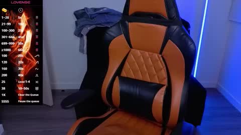 Snapshot of im_laia_ chatting on 10/30/25, 04:36 Laia online show from 10/30/25, 04:36