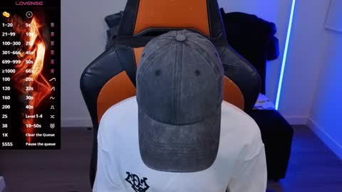 Snapshot of im_laia_ chatting on 10/30/25, 11:49 Laia online show from 10/30/25, 11:49