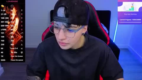 Snapshot of im_laia_ chatting on 11/16/25, 09:09 Laia online show from 11/16/25, 09:09