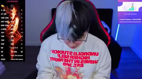 Snapshot of im_laia_ chatting on 11/18/25, 01:11 Laia online show from 11/18/25, 01:11