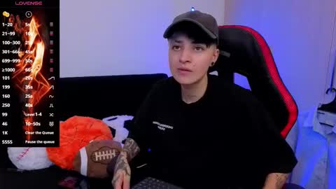 Snapshot of im_laia_ chatting on 11/29/25, 11:08 Laia online show from 11/29/25, 11:08