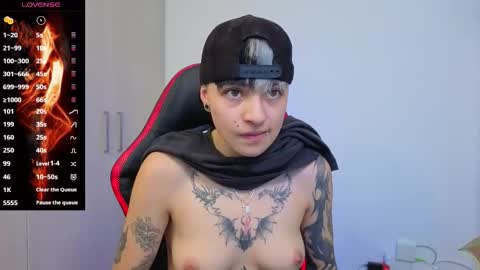 Snapshot of im_laia_ chatting on 12/13/25, 07:53 Laia online show from 12/13/25, 07:53