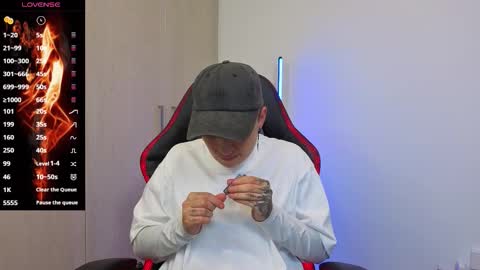 Snapshot of im_laia_ chatting on 12/16/25, 02:05 Laia online show from 12/16/25, 02:05