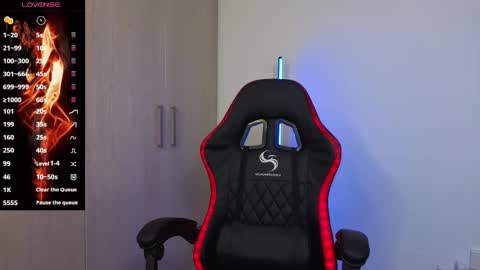 Snapshot of im_laia_ chatting on 12/16/25, 10:15 Laia online show from 12/16/25, 10:15