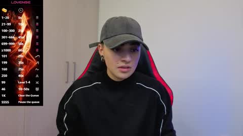 Snapshot of im_laia_ chatting on 12/18/25, 01:44 Laia online show from 12/18/25, 01:44