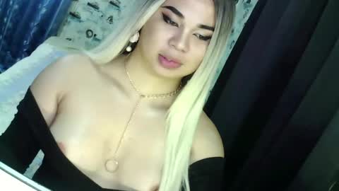 Snapshot of im_ur_sidechic8 chatting on 02/16/25, 11:59 zhy online show from 02/16/25, 11:59