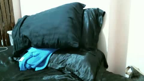 Snapshot of im_your_secret chatting on 11/22/25, 10:25 im_your_secret online show from 11/22/25, 10:25