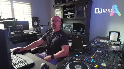 Snapshot of imdjazra chatting on 04/25/26, 11:35 DJ Azra online show from 04/25/26, 11:35