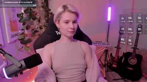 Snapshot of imnotmia chatting on 03/04/25, 10:13 Mia online show from 03/04/25, 10:13