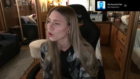 Snapshot of incognitoqueen chatting on 02/02/25, 04:37 Carter online show from 02/02/25, 04:37