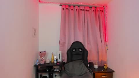 Snapshot of indra_cam chatting on 01/31/25, 07:18 Diana online show from 01/31/25, 07:18