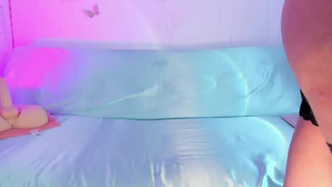 Snapshot of ineedmydaddy_ chatting on 06/05/26, 01:23 Luna online show from 06/05/26, 01:23