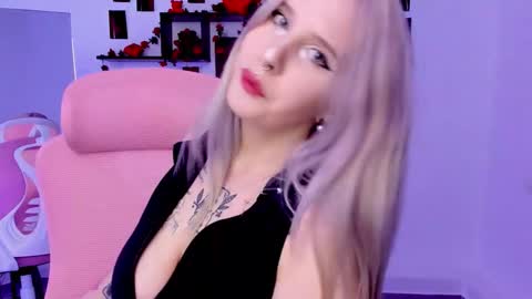 Snapshot of ingannamorte18 chatting on 09/29/25, 04:23 Roki online show from 09/29/25, 04:23