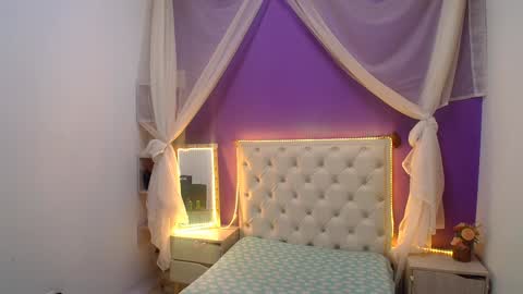 Snapshot of ingrid_casas chatting on 12/17/24, 10:54 Ingrid petite online show from 12/17/24, 10:54