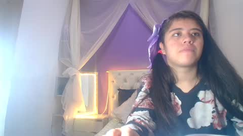 Snapshot of ingrid_casas chatting on 12/19/24, 05:40 Ingrid petite online show from 12/19/24, 05:40