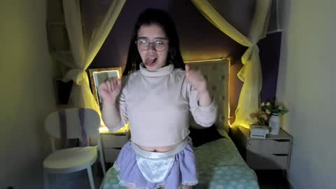 Snapshot of ingrid_casas chatting on 12/21/24, 08:00 Ingrid petite online show from 12/21/24, 08:00