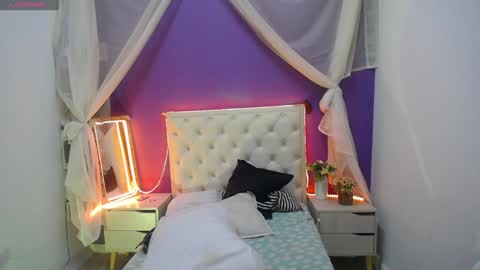 Snapshot of ingrid_casas chatting on 01/15/25, 12:41 Ingrid petite online show from 01/15/25, 12:41