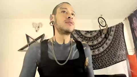 Snapshot of ink_u_buzz chatting on 11/27/25, 03:03 Dani online show from 11/27/25, 03:03