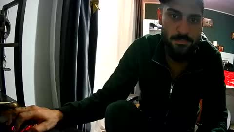 Snapshot of innes_russel chatting on 10/22/25, 05:02 Innes online show from 10/22/25, 05:02