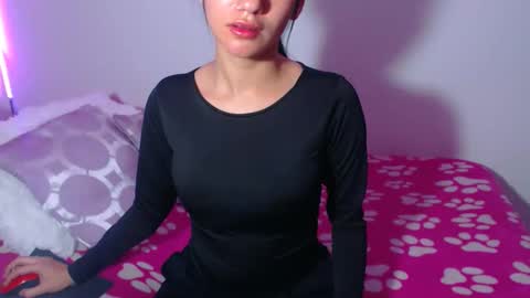 Snapshot of innocent_fox chatting on 09/13/25, 12:10 Abril online show from 09/13/25, 12:10