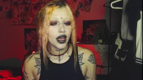 Snapshot of insunnity666 chatting on 11/18/25, 04:22 Insunnity666 online show from 11/18/25, 04:22