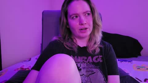 Snapshot of internetfairy_xo chatting on 11/04/25, 07:18 Faye online show from 11/04/25, 07:18