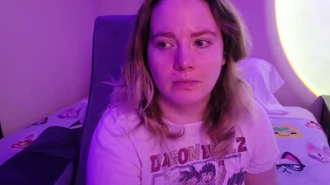 Snapshot of internetfairy_xo chatting on 12/04/25, 05:06 Faye online show from 12/04/25, 05:06