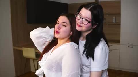 Alex glasses  Emily online show from 12/18/25, 05:19