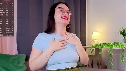 Snapshot of iralascola chatting on 09/17/25, 01:29 Mia online show from 09/17/25, 01:29