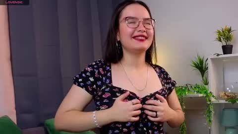 Snapshot of iralascola chatting on 09/18/25, 01:51 Mia online show from 09/18/25, 01:51