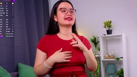 Snapshot of iralascola chatting on 09/21/25, 01:18 Mia online show from 09/21/25, 01:18