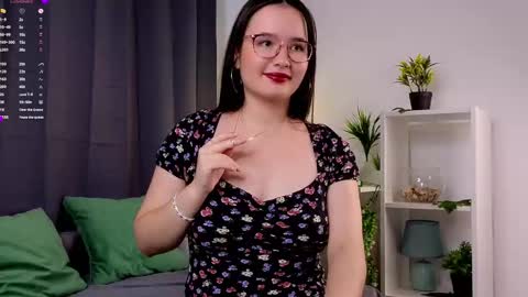 Snapshot of iralascola chatting on 09/23/25, 02:03 Mia online show from 09/23/25, 02:03