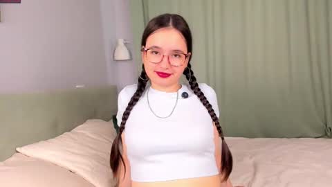 Snapshot of iralascola chatting on 10/02/25, 01:23 Mia online show from 10/02/25, 01:23