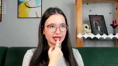 Snapshot of iralascola chatting on 10/28/25, 01:42 Mia online show from 10/28/25, 01:42