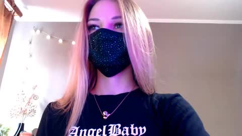 Snapshot of iris_lave chatting on 04/24/26, 12:40 Lily online show from 04/24/26, 12:40