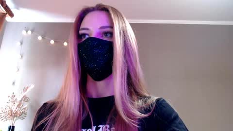 Snapshot of iris_lave chatting on 05/09/26, 02:00 Lily online show from 05/09/26, 02:00