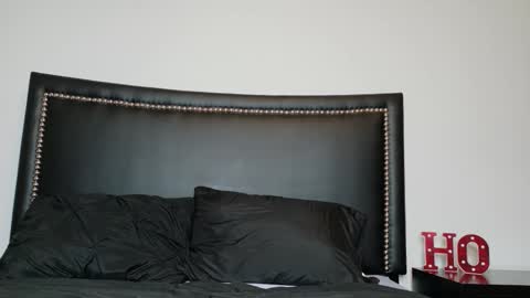 Snapshot of iris_the_squirter chatting on 12/23/25, 03:04 Iris online show from 12/23/25, 03:04