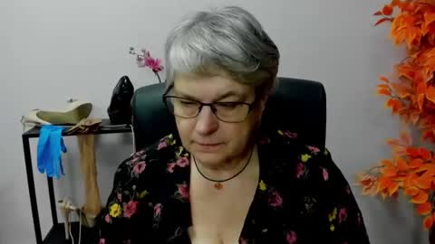 Snapshot of iris_xdesire chatting on 12/10/24, 10:49 I R I S online show from 12/10/24, 10:49