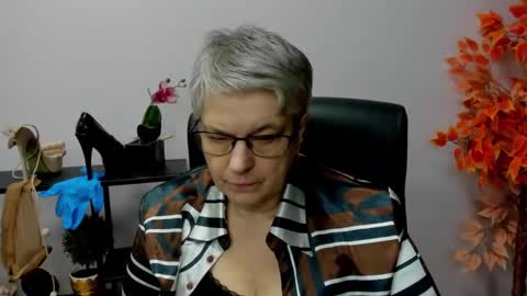 Snapshot of iris_xdesire chatting on 12/16/24, 10:50 I R I S online show from 12/16/24, 10:50