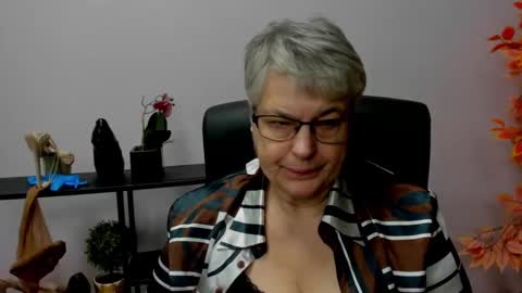 Snapshot of iris_xdesire chatting on 12/17/24, 10:55 I R I S online show from 12/17/24, 10:55
